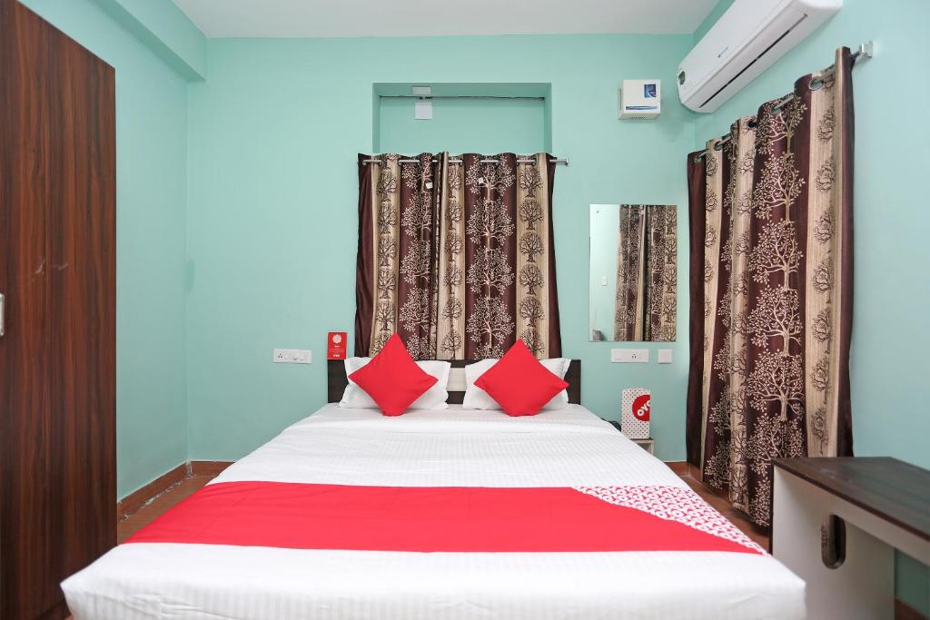 Postel nebo postele na pokoji v ubytování Super OYO 17276 The Maple Tree Hotels