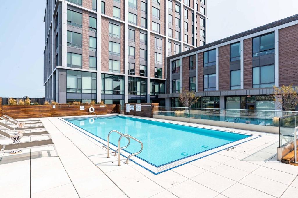 una piscina di fronte a un edificio di Luxury Apartments by Hyatus Downtown Boston a Boston
