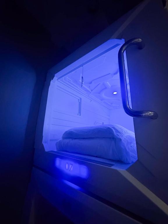 Postel nebo postele na pokoji v ubytování U Street Capsule Hostel