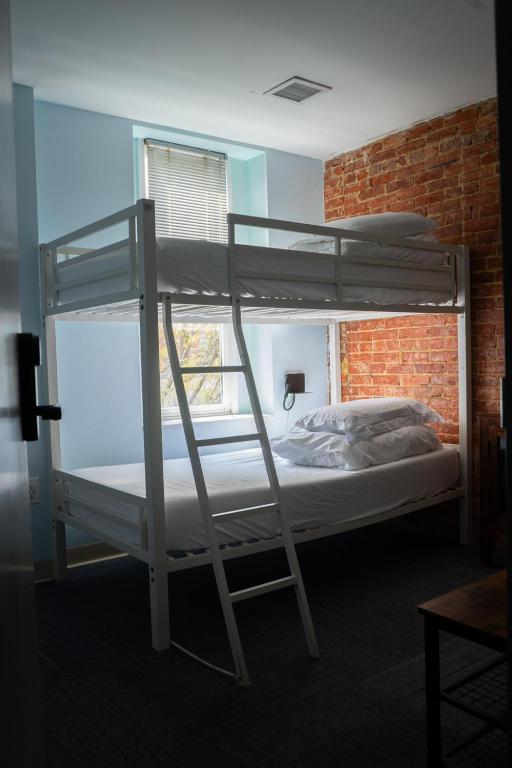 Postel nebo postele na pokoji v ubytování U Street Capsule Hostel