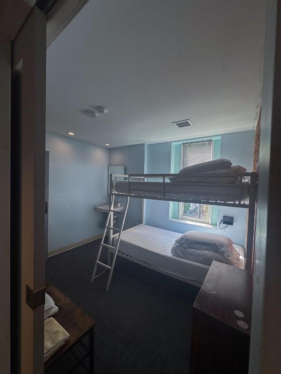 Postel nebo postele na pokoji v ubytování U Street Capsule Hostel