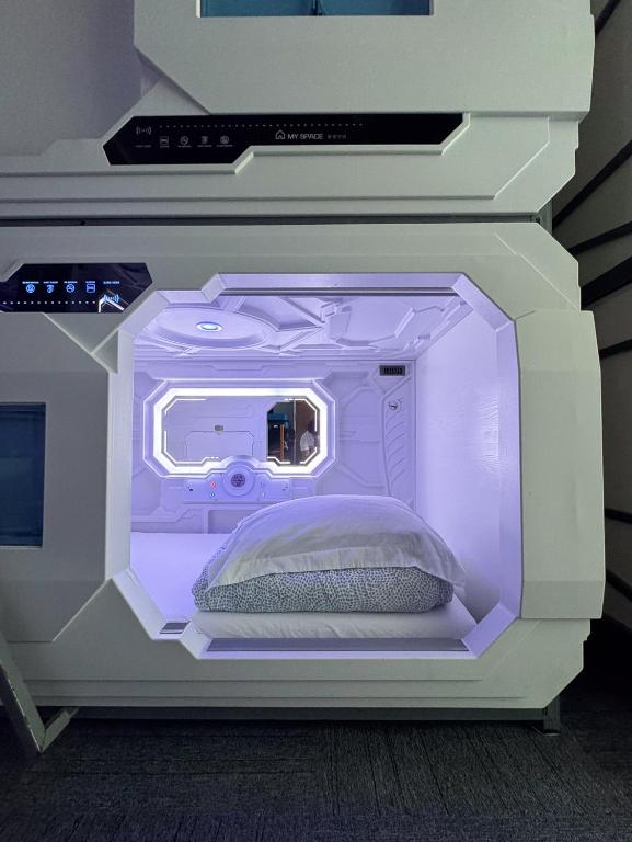 Postel nebo postele na pokoji v ubytování U Street Capsule Hostel