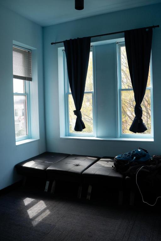 Postel nebo postele na pokoji v ubytování U Street Capsule Hostel