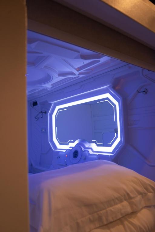 Postel nebo postele na pokoji v ubytování U Street Capsule Hostel