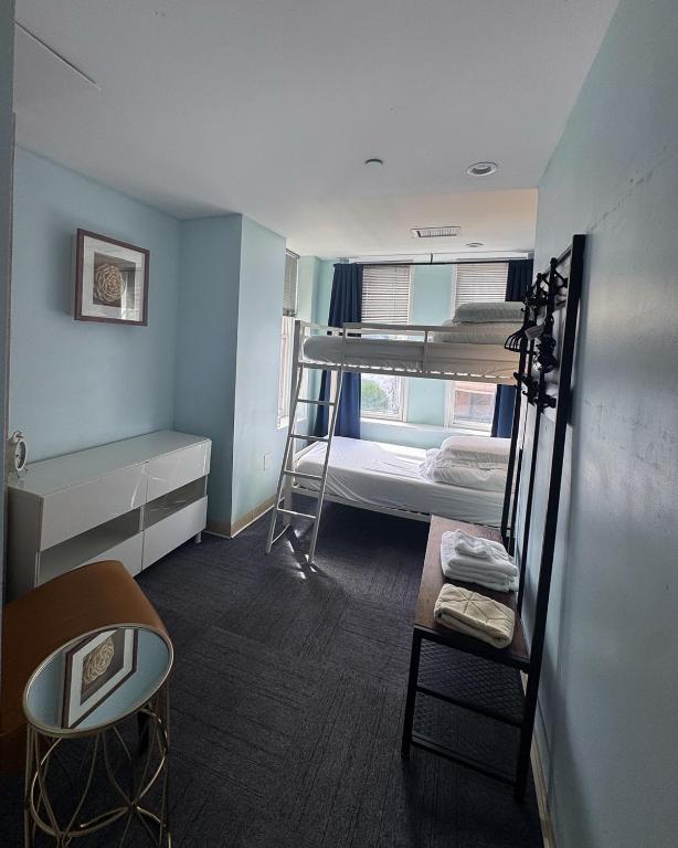 Postel nebo postele na pokoji v ubytování U Street Capsule Hostel