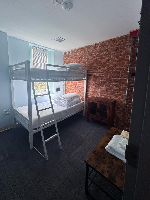 Postel nebo postele na pokoji v ubytování U Street Capsule Hostel