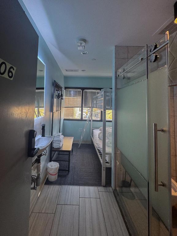 Koupelna v ubytování U Street Capsule Hostel