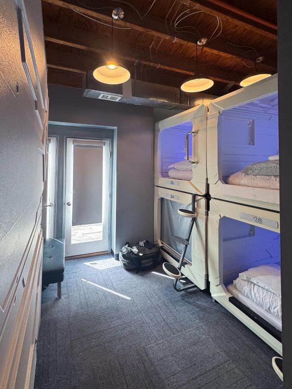 Postel nebo postele na pokoji v ubytování U Street Capsule Hostel