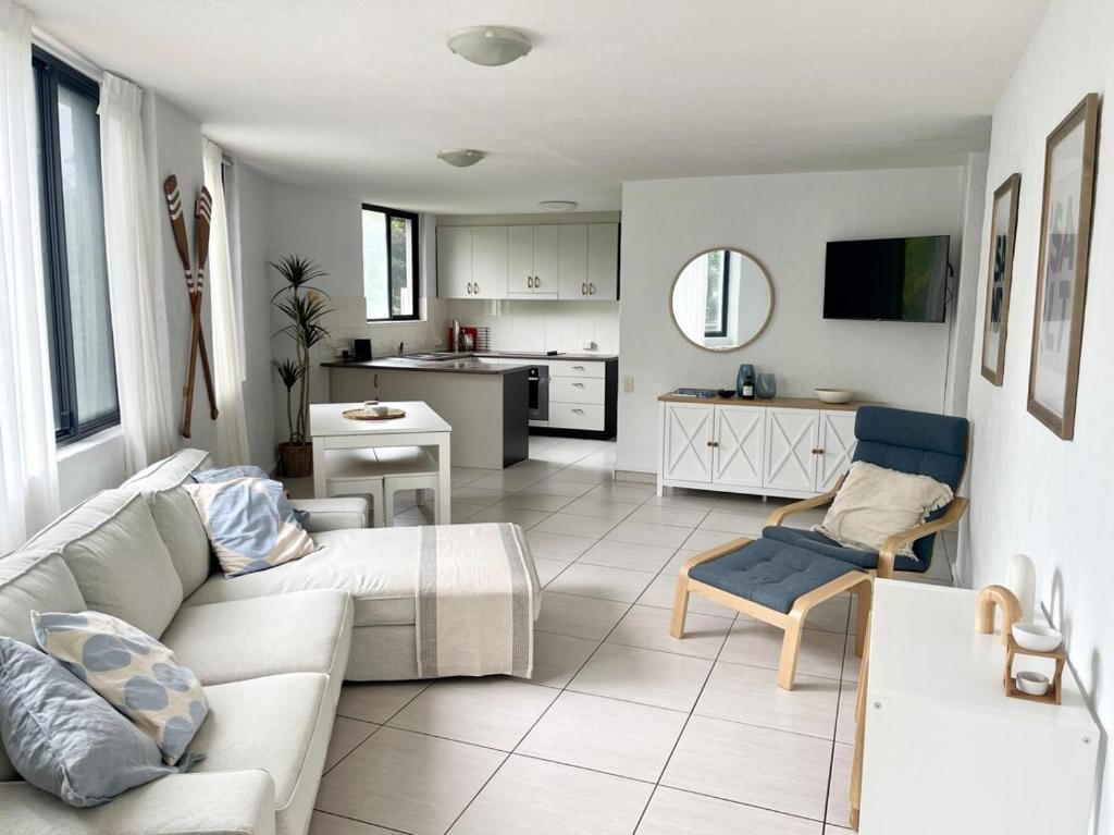 Kuchyň nebo kuchyňský kout v ubytování Taranaki 2- Ground Floor, Mooloolaba Beach Apartment