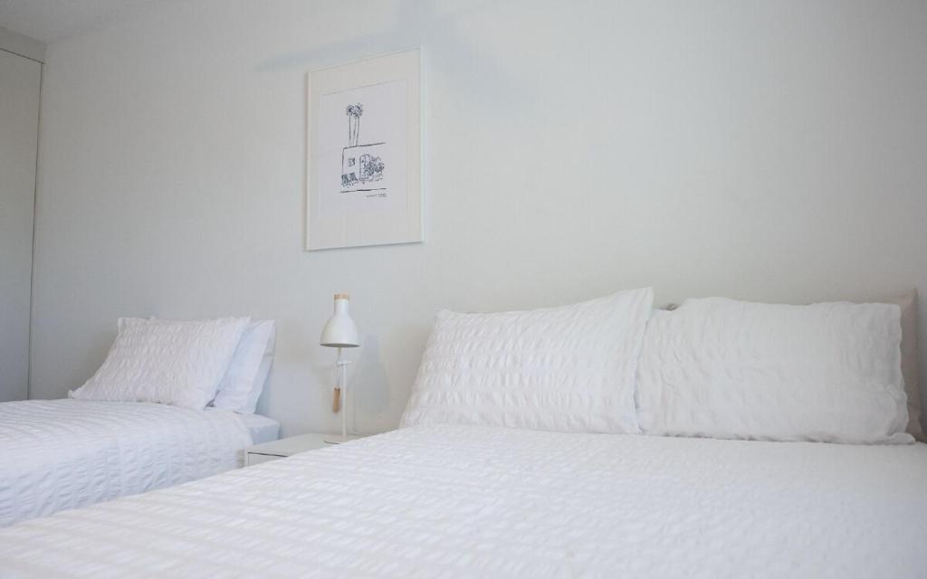 Postel nebo postele na pokoji v ubytování Taranaki 2- Ground Floor, Mooloolaba Beach Apartment