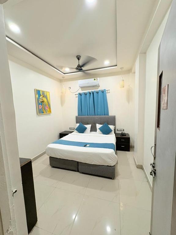 Postel nebo postele na pokoji v ubytování Silver Key Suites