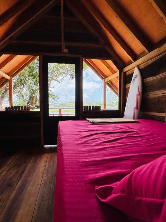 Postel nebo postele na pokoji v ubytování Leopardbay Cabanas Arugambay
