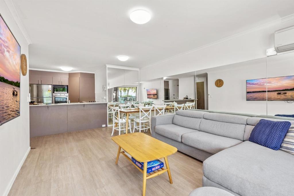 Köök või kööginurk majutusasutuses Spinnaker Apt 6- Mooloolaba Beach