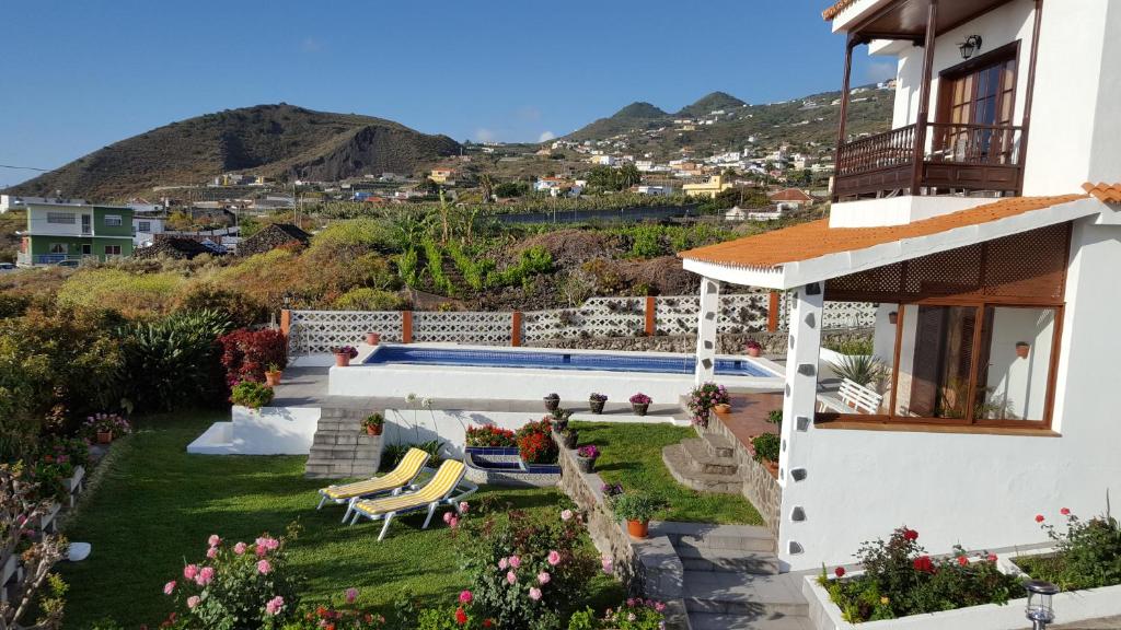 Casa Hoya Limpia في سانتا كروث دي لا بالما: بيت ابيض مع ساحه مع مسبح