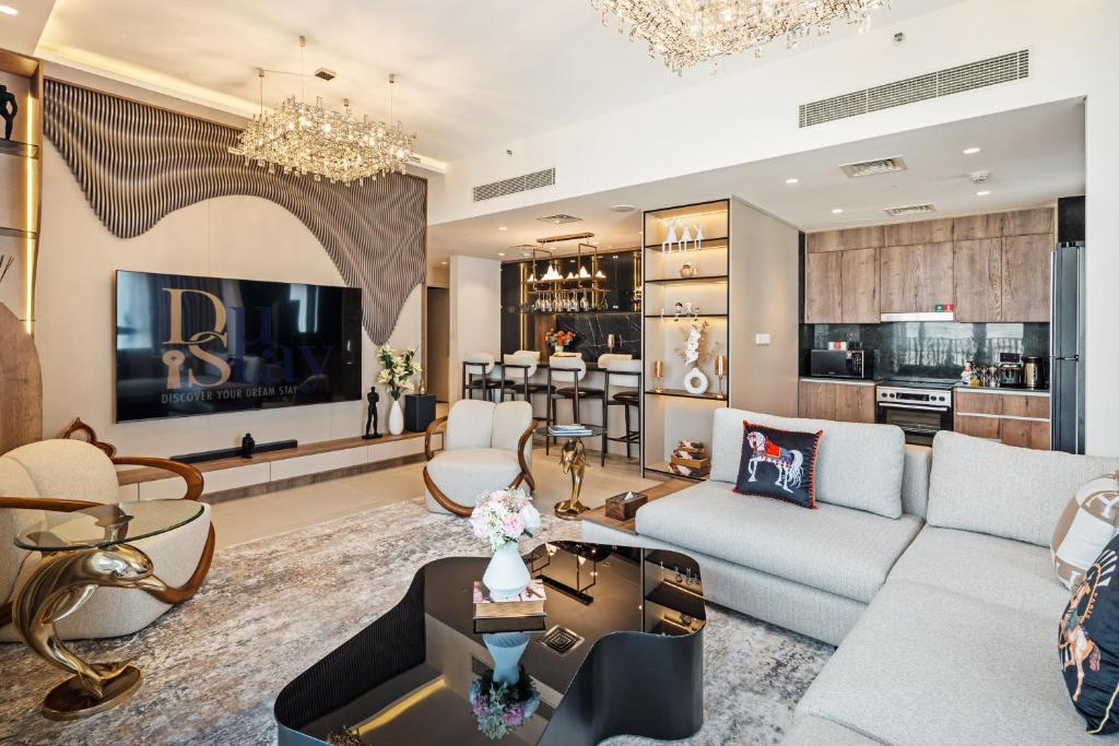 迪拜Skyline Vista 3-Bedroom Haven with Lagoon Retreat的客厅里有一张沙发和一张桌子。