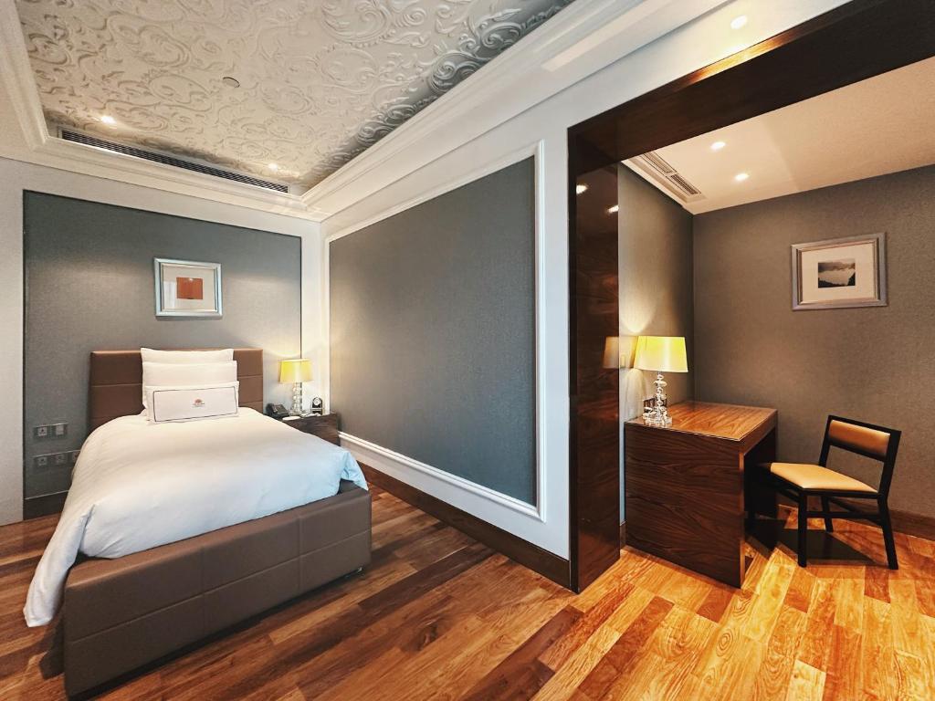 Postel nebo postele na pokoji v ubytování The Reverie Saigon Residential Suites