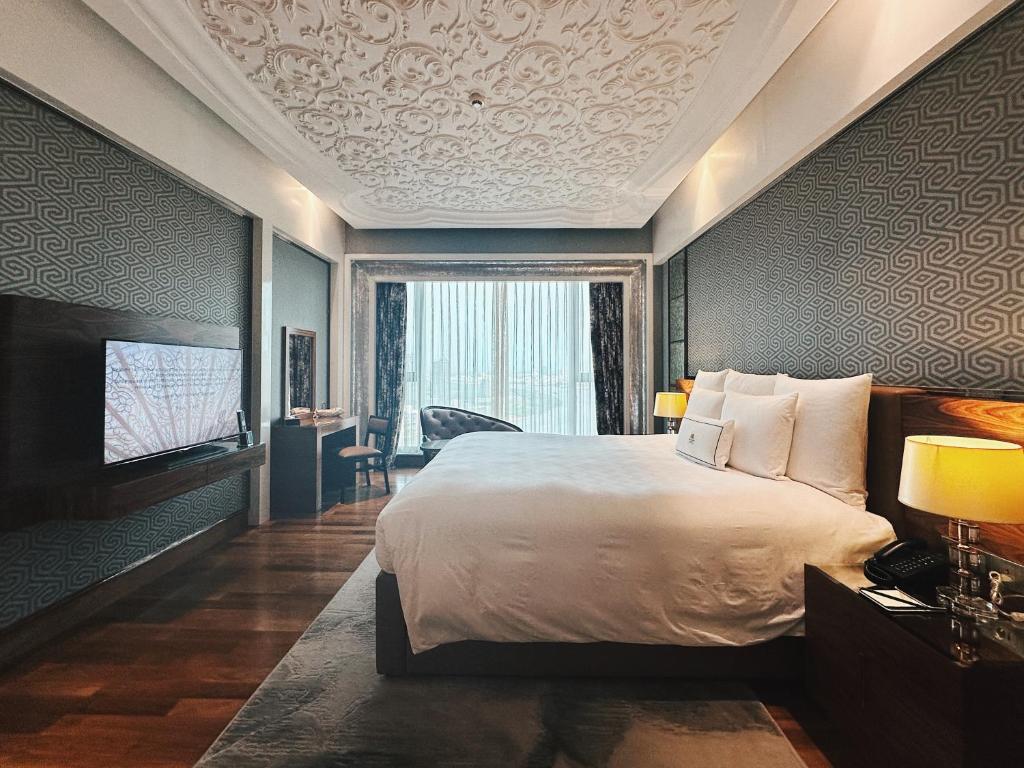 Postel nebo postele na pokoji v ubytování The Reverie Saigon Residential Suites