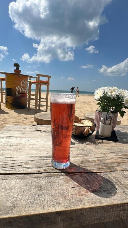 - un verre de bière assis sur une table près de la plage dans l'établissement Studio en bord de mer, tous commerces animations, à Saint-Hilaire-de-Riez