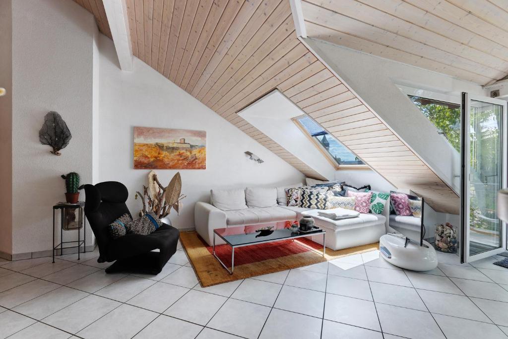 a living room with a couch and a table at Ferienwohnung Seeoase in Markelfingen