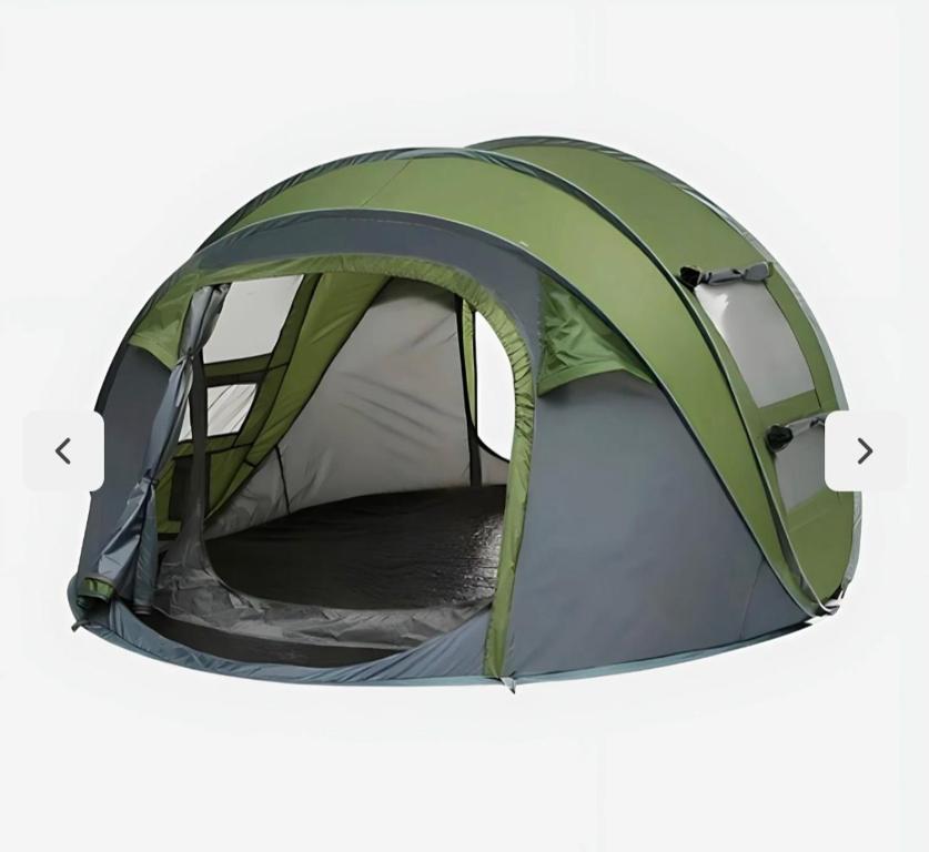 une tente avec la porte ouverte et l'intérieur de celle-ci dans l'établissement Chez Val, à Maxent