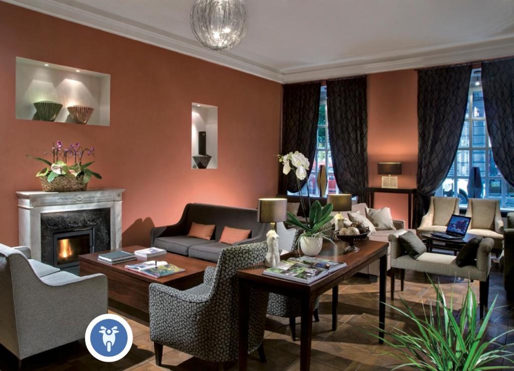 sala de estar con muebles y chimenea en Best Western Hotel Piemontese, en Turín