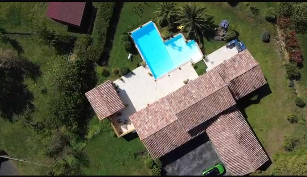 une vue aérienne d'une maison avec piscine dans l'établissement Villa T6 d'exception entre Toulouse et Carcassonne , Vue sur les Pyrénées, à Trébons-sur-la-Grasse