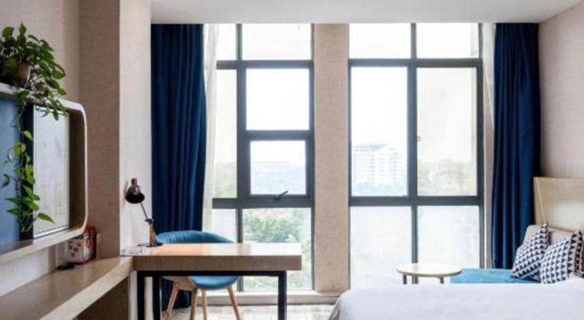 Postel nebo postele na pokoji v ubytování Kyriad Marvelous Hotel Xiangyin Bus Station