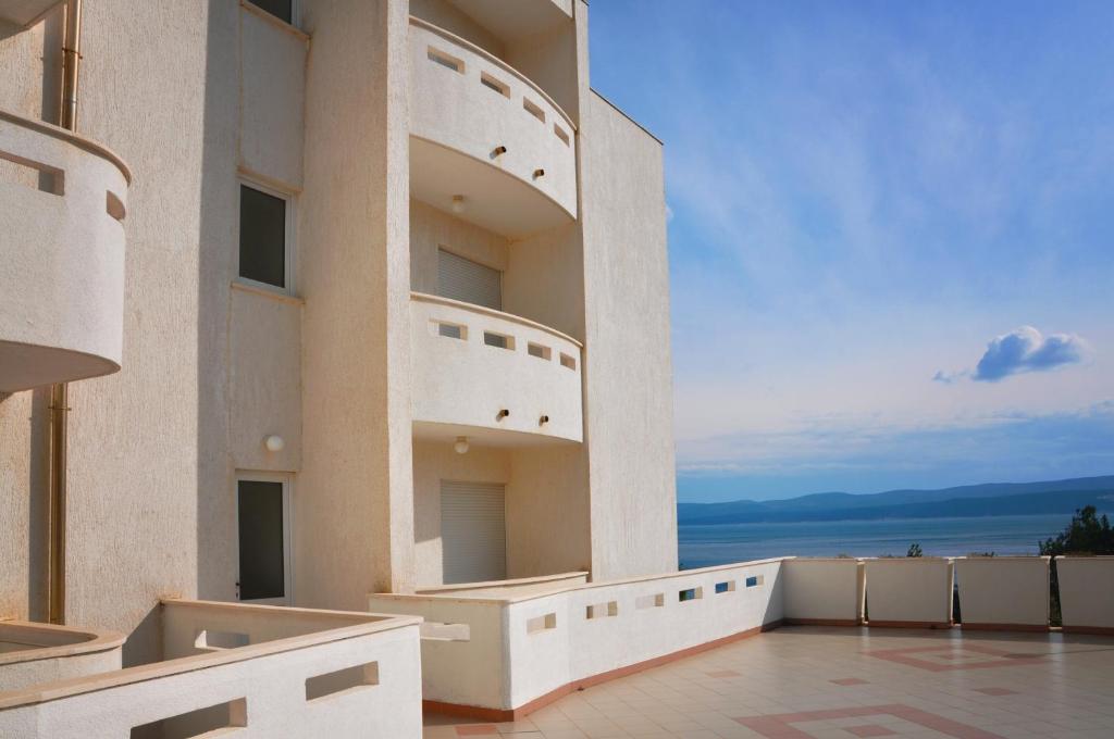 - un bâtiment avec balcon donnant sur l'océan dans l'établissement Sunrise Apartments and Studio Apartments, à Lokva Rogoznica