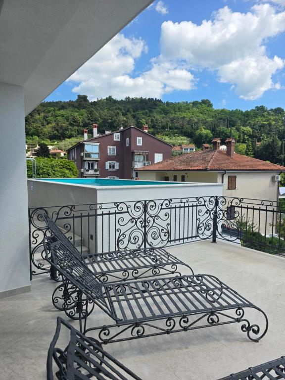 una panchina seduta su un balcone con vista di Villa Mak a Portoroz