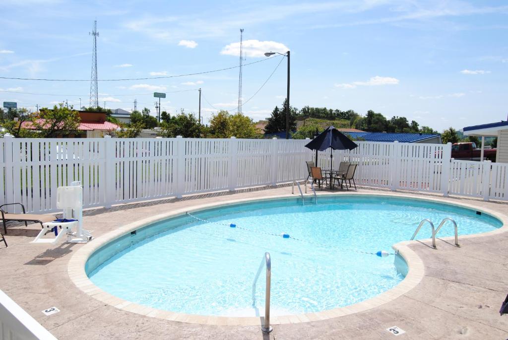 una gran piscina con una valla blanca en Americas Best Value Inn-Saint Clairsville/Wheeling en Saint Clairsville