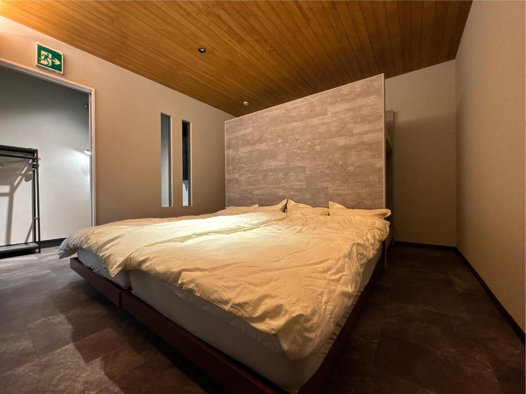 Postel nebo postele na pokoji v ubytování 柏屋旅館アネックス