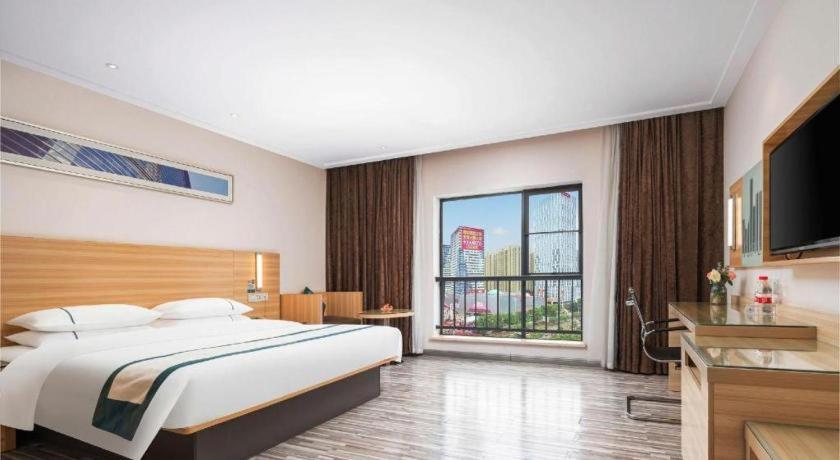Postel nebo postele na pokoji v ubytování City Comfort Inn Liuzhou Chengzhong Wanda Plaza