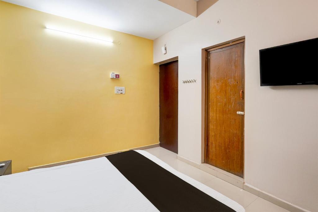 TV a/nebo společenská místnost v ubytování Hotel O Ramapuram Near SRM University