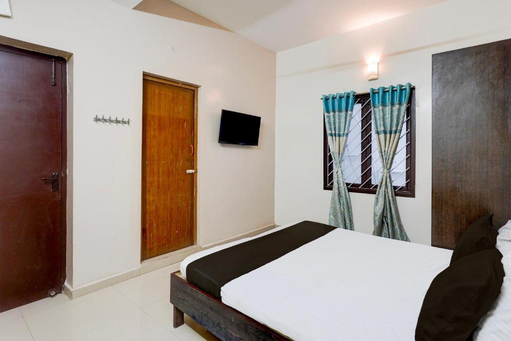 Postel nebo postele na pokoji v ubytování Hotel O Ramapuram Near SRM University