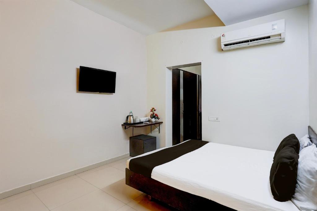 TV a/nebo společenská místnost v ubytování Hotel O Ramapuram Near SRM University