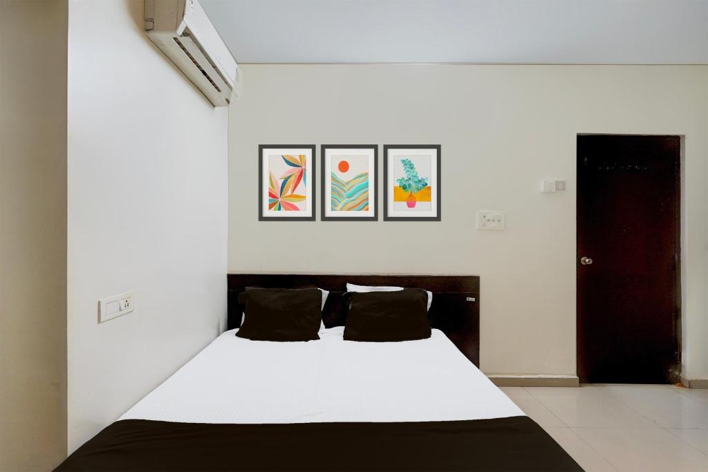 Postel nebo postele na pokoji v ubytování Hotel O Ramapuram Near SRM University
