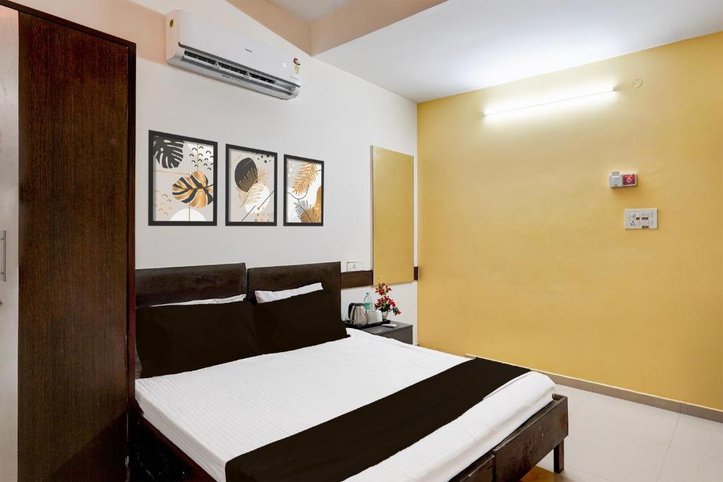 Postel nebo postele na pokoji v ubytování Hotel O Ramapuram Near SRM University