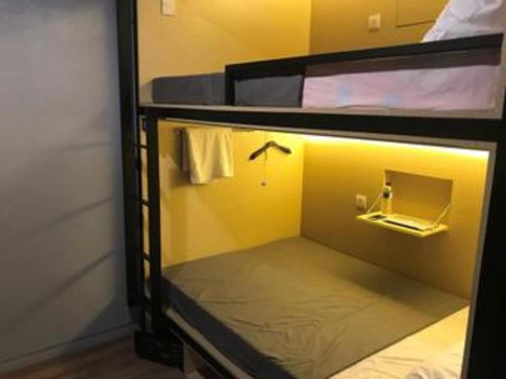Postel nebo postele na pokoji v ubytování InnBox Capsule Hotel