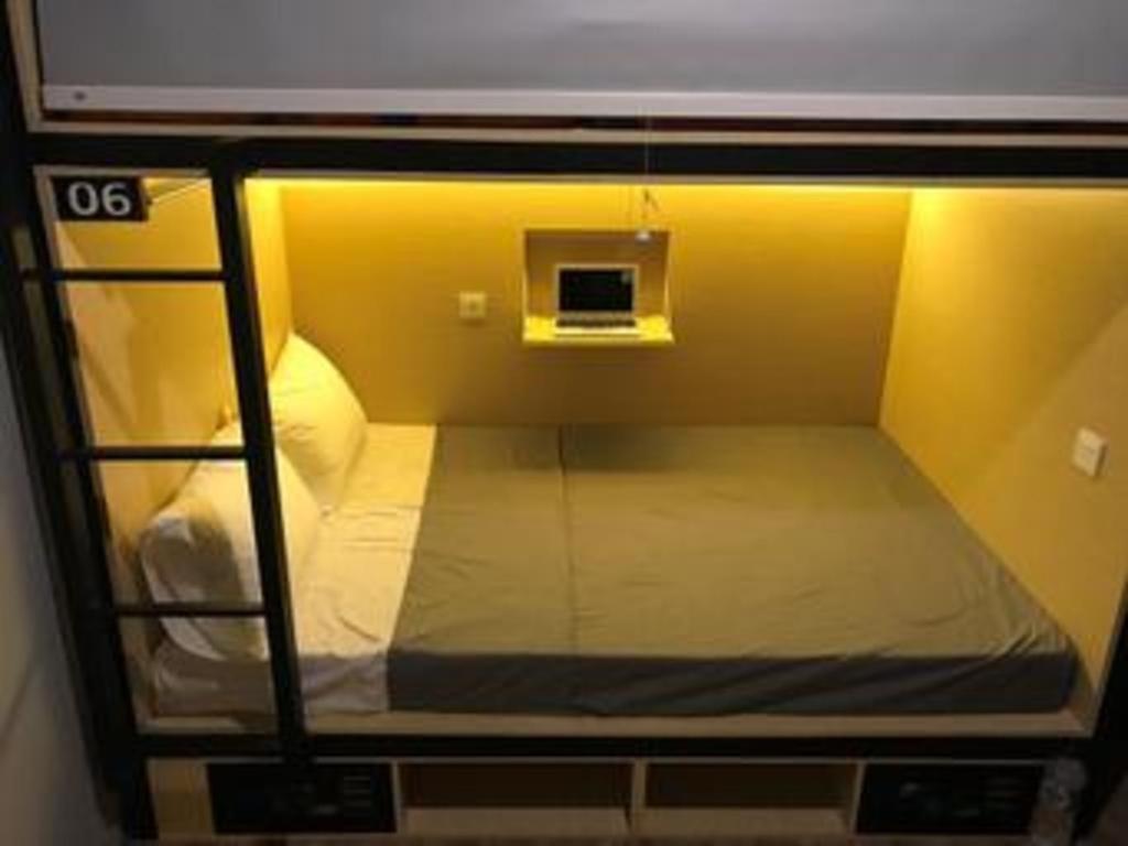 Postel nebo postele na pokoji v ubytování InnBox Capsule Hotel
