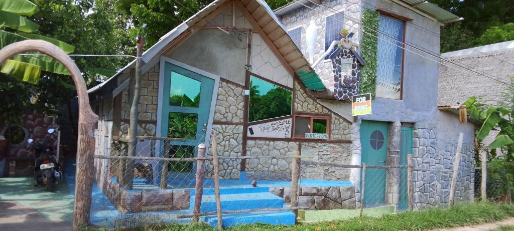 a house with a painting on the side of it at Viktor 's rooms for rent in Maria