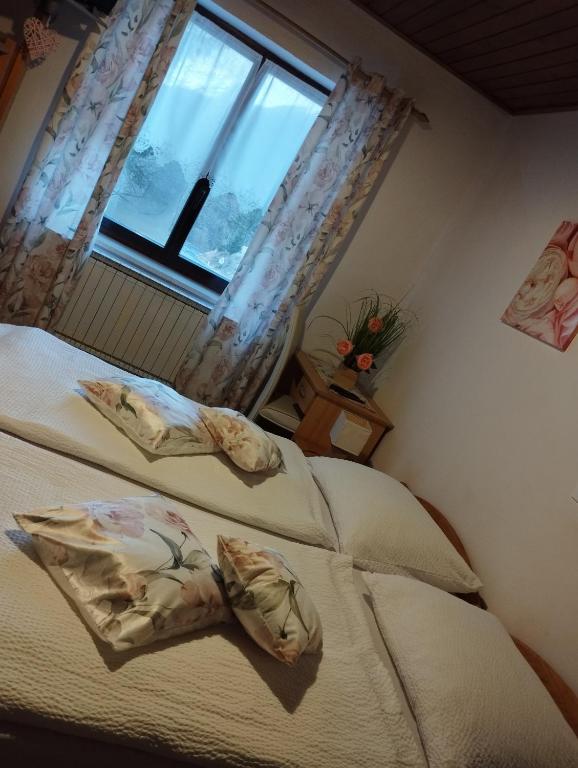 Postel nebo postele na pokoji v ubytování Guest House Kmečki Hram FORTUNA