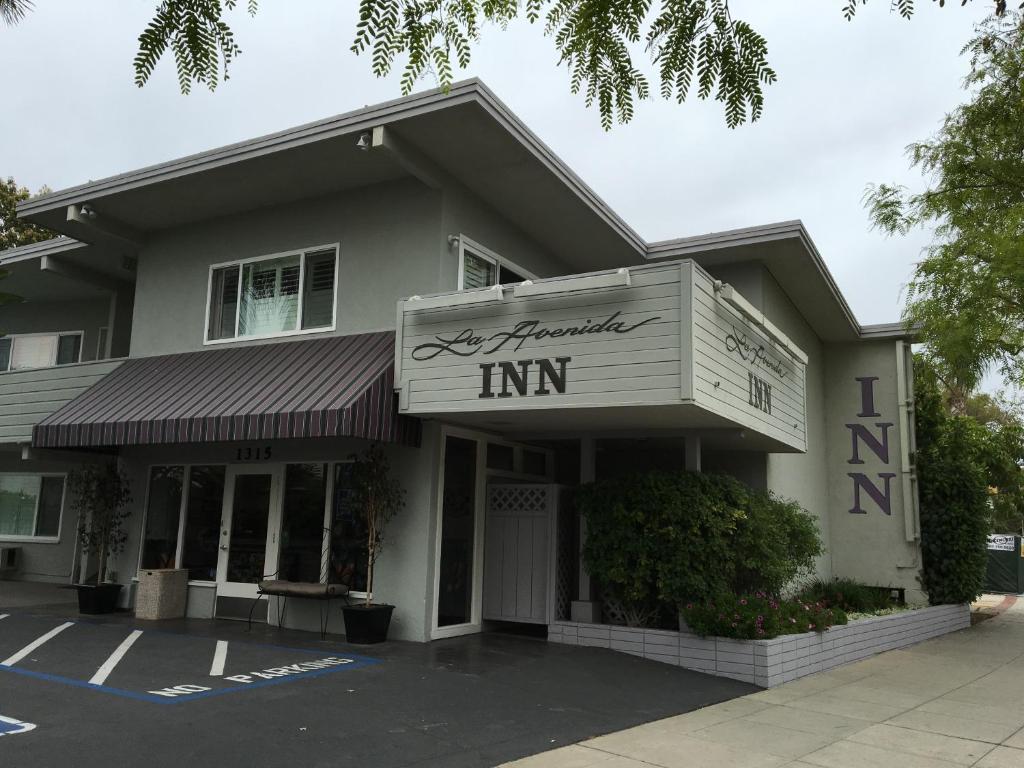 a building with a sign that reads independent inn at La Avenida Inn in San Diego
