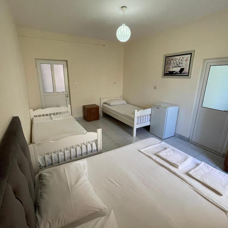 Postel nebo postele na pokoji v ubytování Hotel Gjika