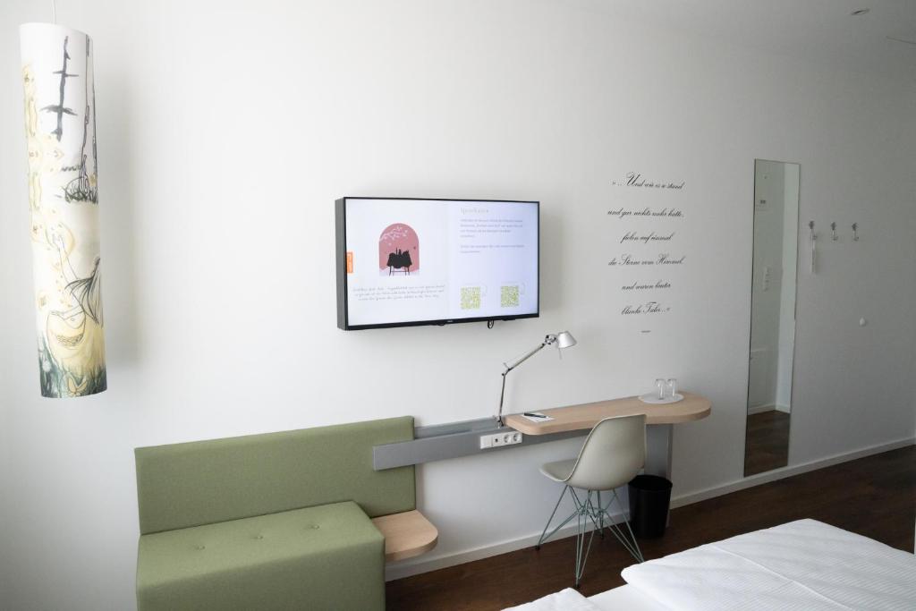 TV a/nebo společenská místnost v ubytování Grimms Hotel Hanau
