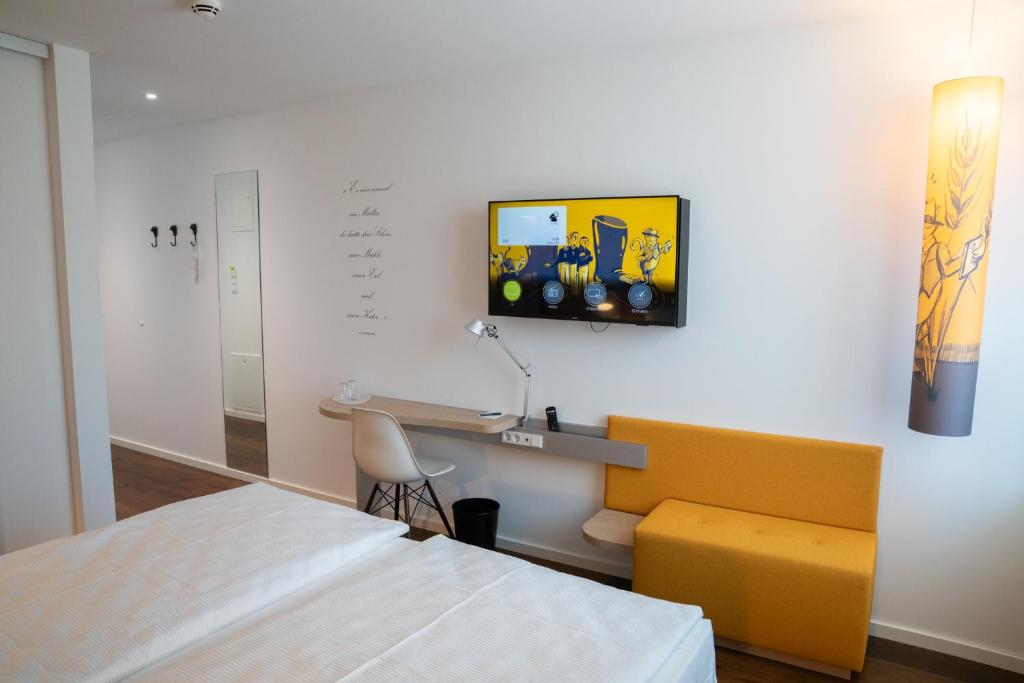 TV a/nebo společenská místnost v ubytování Grimms Hotel Hanau