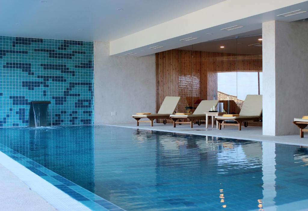 Bazén v ubytování Pedras do Mar Resort & Spa nebo v jeho okolí
