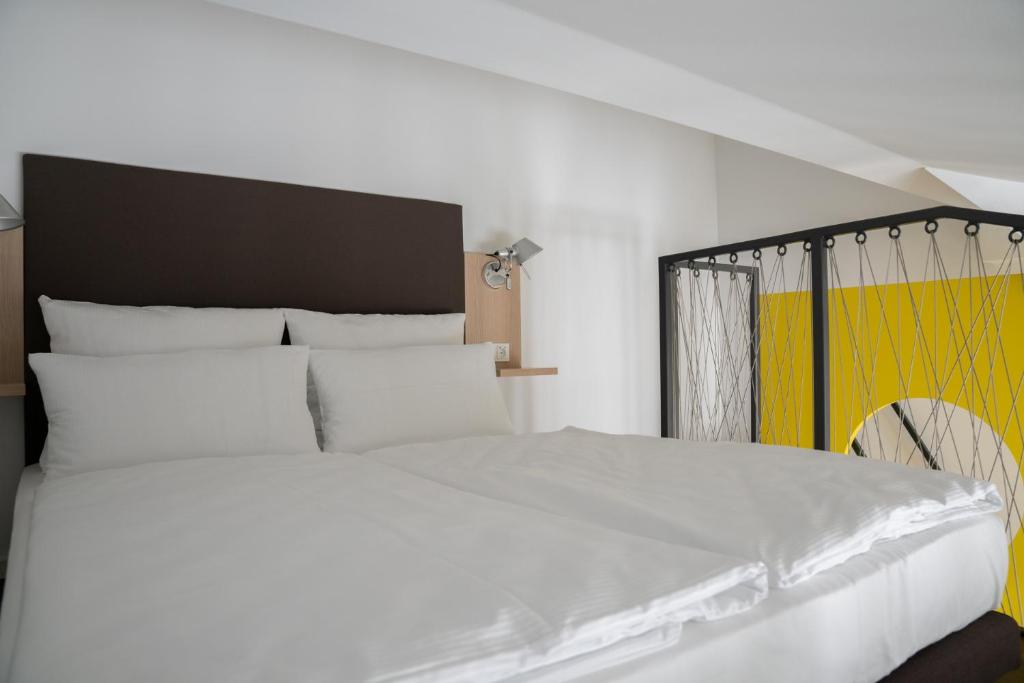 Postel nebo postele na pokoji v ubytování Grimms Hotel Hanau