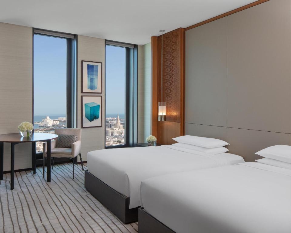 Postel nebo postele na pokoji v ubytování Park Hyatt Doha, Msheireb Downtown