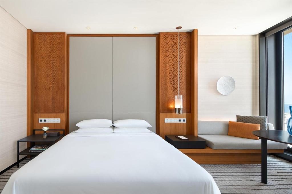 Postel nebo postele na pokoji v ubytování Park Hyatt Doha, Msheireb Downtown