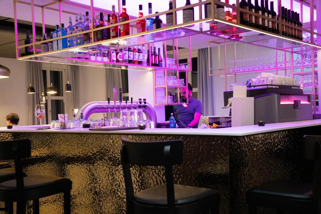 Lounge nebo bar v ubytování Grimms Hotel Hanau